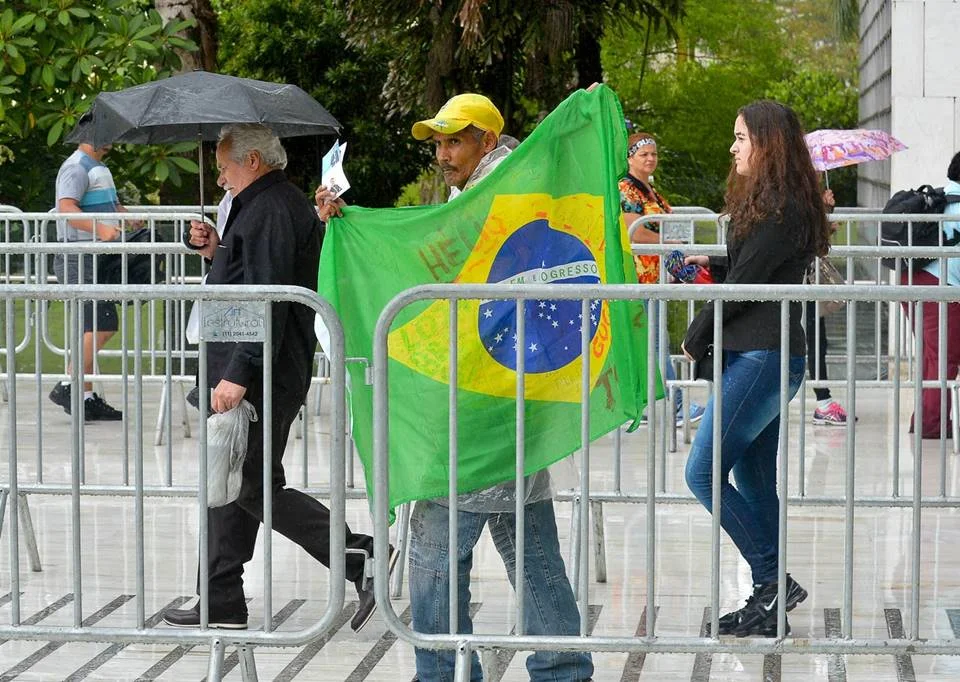 Admiradores prestaram homenagens do lado de fora Admiradores prestaram homenagens do lado de fora