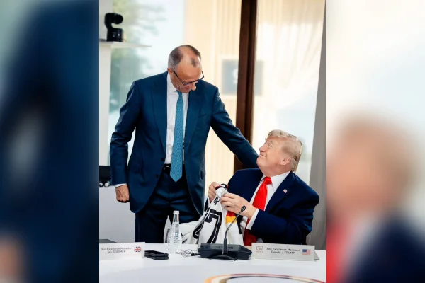 Merz presenteia Donald Trump com camisa da Alemanha durante o G7