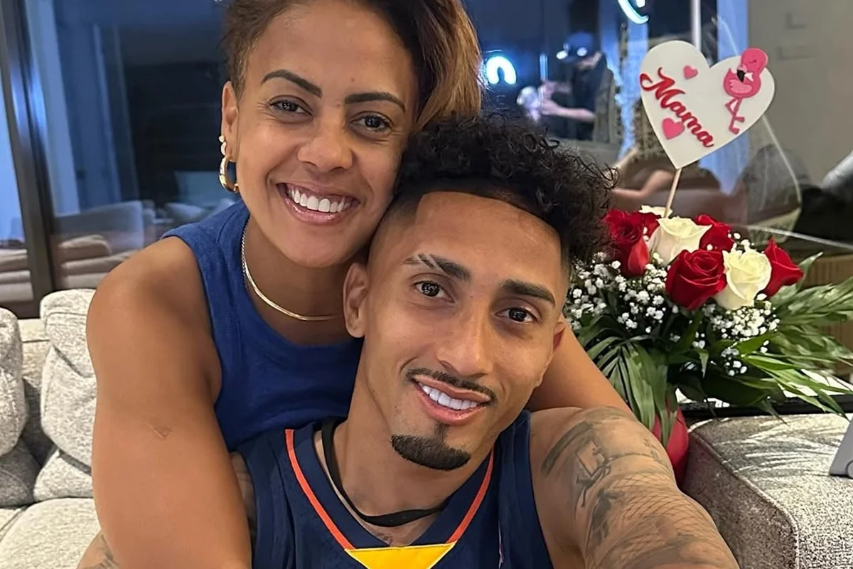 Lisiane Belloli, mãe de Raphinha, sempre acreditou no talento do filho para o futebol. Hoje, acompanha emocionada a segunda Copa do Mundo disputada pelo atacante com a camisa da Seleção Brasileira Lisiane Belloli, mãe de Raphinha, sempre acreditou no talento do filho para o futebol. Hoje, acompanha emocionada a segunda Copa do Mundo disputada pelo atacante com a camisa da Seleção Brasileira