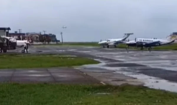 Imagem colorida de aviões em aeroporto de Ilhéus - Metrópoles