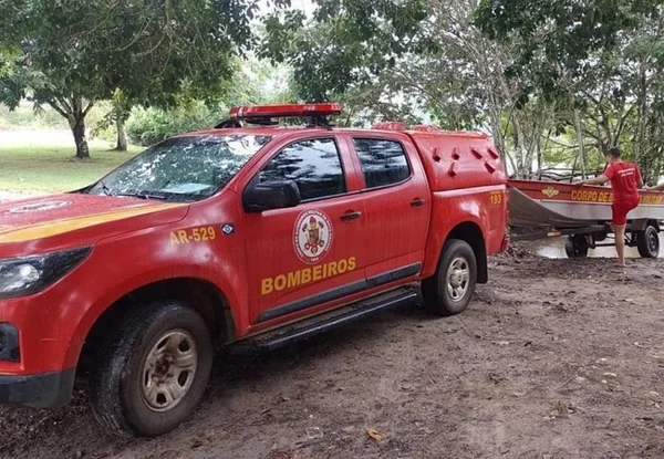 Imagem colorida de um carro do Corpo de Bombeiros na mata - Metrópoles