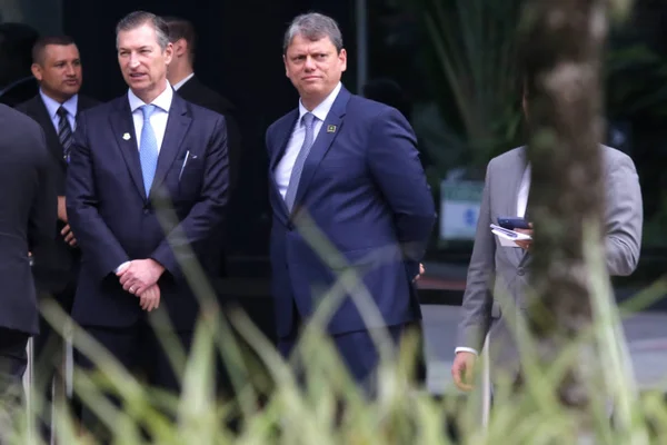 “Não tenho comando”, diz Tarcísio sobre presença de Cunha em convenção