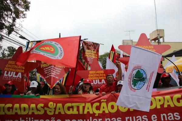 Lula mobiliza movimentos sociais para campanha de rua e mira indecisos - destaque galeria