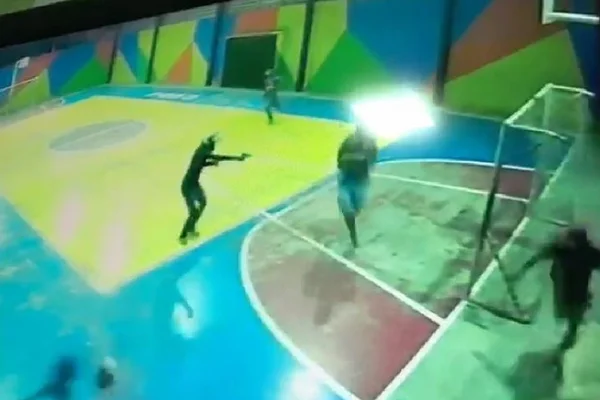 Dupla invade escola e atira contra jovens que jogavam futsal