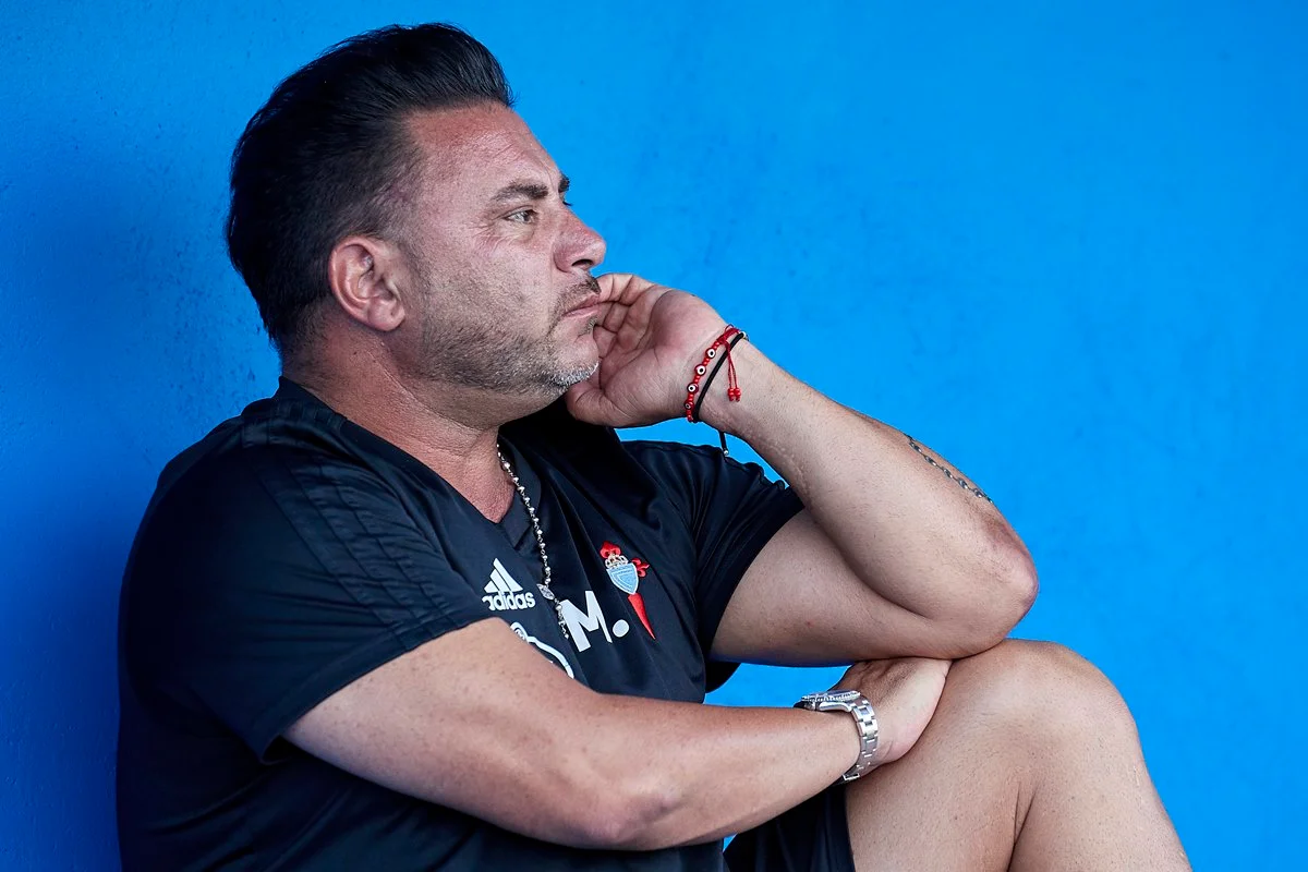 Ele passou um breve período na Espanha, treinando o Celta de Vigo Ele passou um breve período na Espanha, treinando o Celta de Vigo