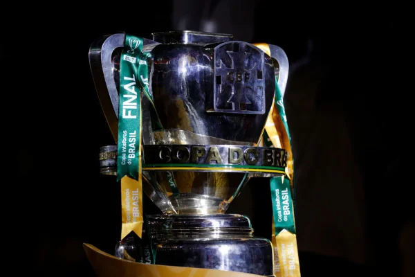 Troféu é exposto antes do jogo de volta da final da Copa do Brasil 2022 entre Flamengo e Corinthians no Estádio do Maracanã, no Rio de Janeiro - Metrópoles