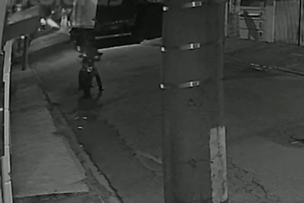 Imagem colorida de suspeito jogando rojão. Metrópoles