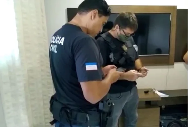 policiais cumprindo buscas