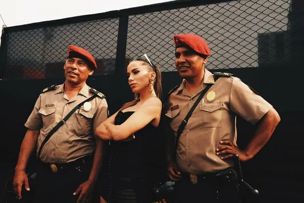 Anitta comemora título do Flamengo e brinca com celulites