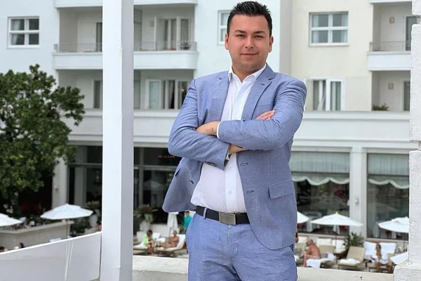 Thiago Marra usa terno azul - Metrópoles