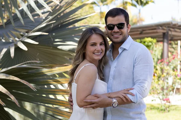 Padrinhos oferecem chá bar para Alexandre Matias Jr e Luiza Nasr