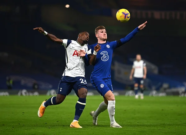 Em jogo fraco, Tottenham empata com Chelsea e mantém liderança do Inglês