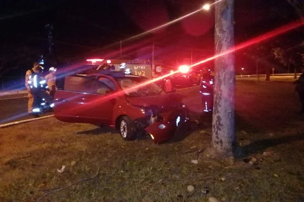 Mulher de 51 anos morre após colidir carro contra árvore no Lago Norte