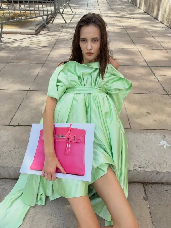 Estilista viraliza ao usar bolsas de luxo impressas em papel A4 - destaque galeria
