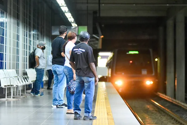 Passageiros esperam em estão do Metrô-DF, que vai funcionar das 7h às 19h no domingo, Dia do Trabalho - Metrópoles