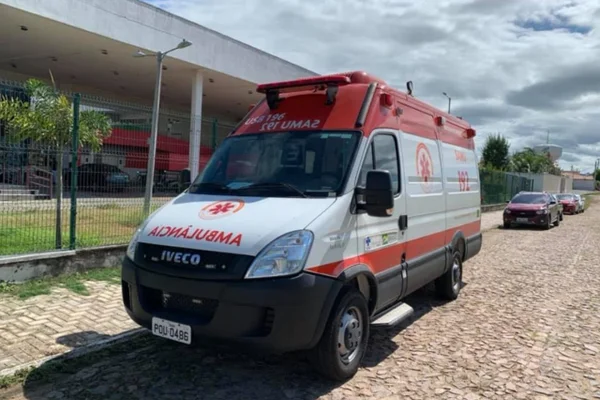 Foto mostra ambulância do samu de Tamboril CE, menino afogado