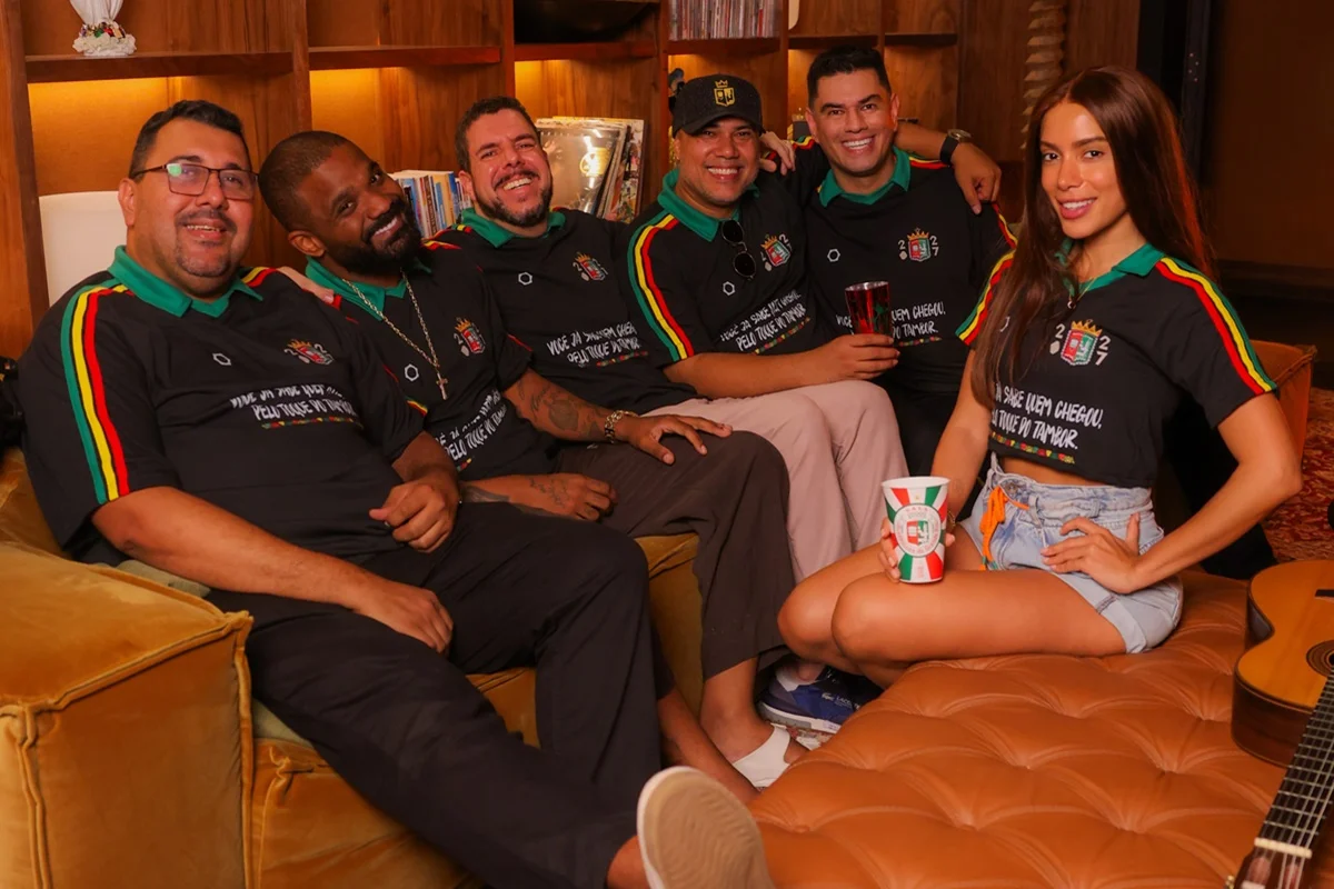 Anitta posa com os outros compositores do samba Anitta posa com os outros compositores do samba