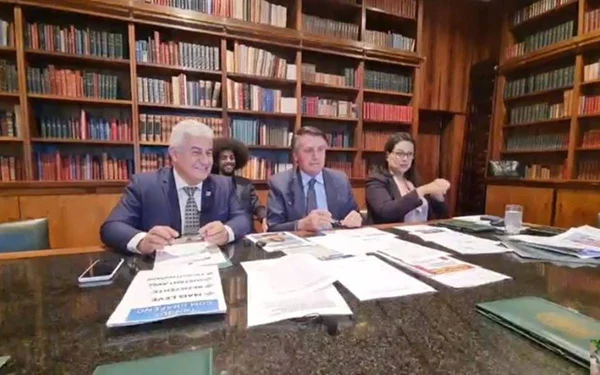Após rejeição chegar a 51%, Bolsonaro faz live de quinta-feira