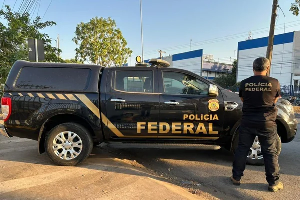 imagem colorida de carro da Polícia Federal com policial ao lado, no CNU, o Enem dos concursos