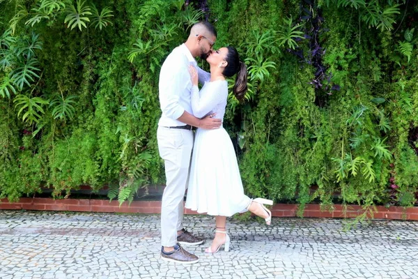 “Sra. Militão”, diz Viviane Araújo após casar vestida de branco