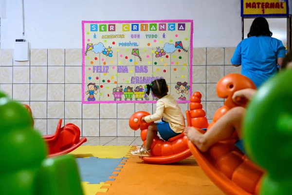 Fotografia colorida mostrando criança brincando em creche-Metrópoles