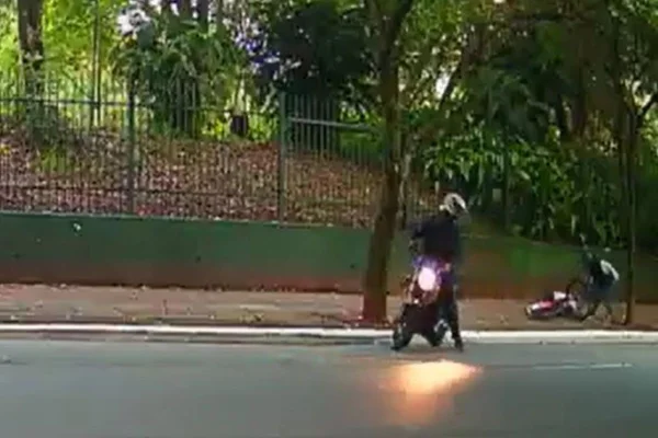 Imagem colorida mostra dois homens em uma moto assaltando ciclista no Parque do Povo em são Paulo - Metrópoles