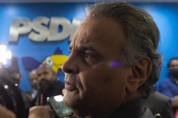 aécio neves e o logo do PSDB