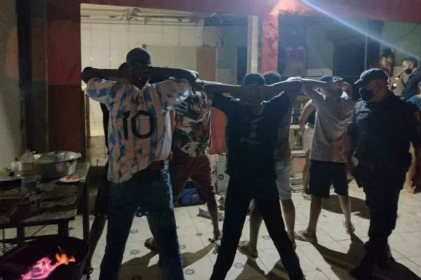 Operação encerra festa clandestina e multa participantes: R$ 500, cada