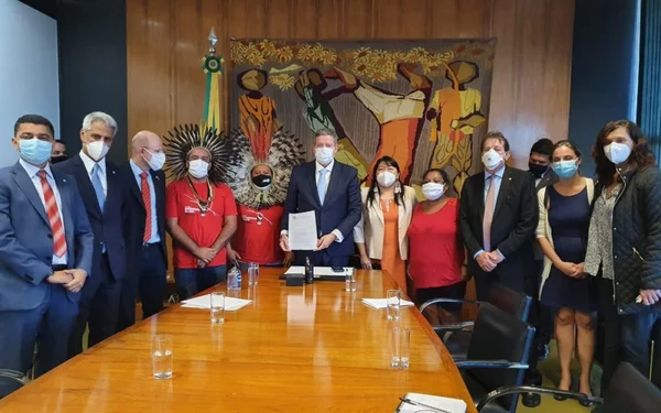 Lira promete criar grupo para analisar projetos que afetam indígenas