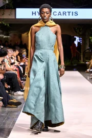 Mais um vestido na passarela Mais um vestido na passarela