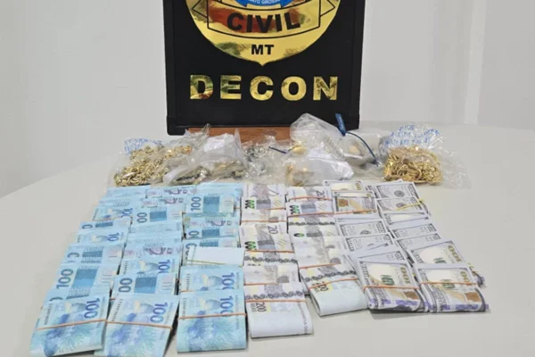 imagem colorida de dinheiro falso usado por influenciadores do tigrinho