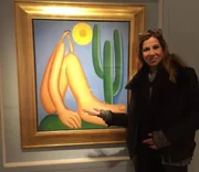 Carla Daniel posa ao lado de um quadro Carla Daniel posa ao lado de um quadro