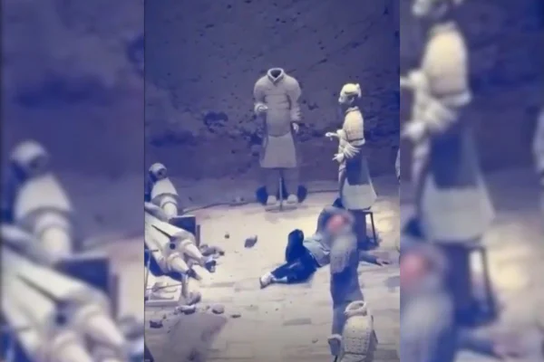 Foto colorida do turista ao lado das estátuas - Metrópoles