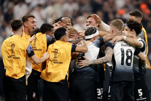 Imagem colorida da equipe do Corinthians comemorando - Metrópoles