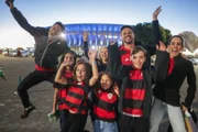 Torcedores chegam animados para Olimpia x Flamengo no Mané Garrincha - imagem 3