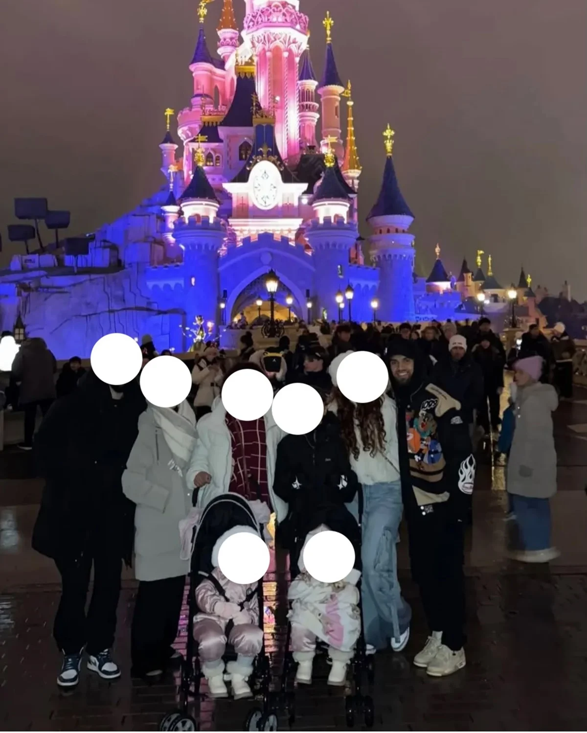 Jogador Jajá é clicado durante viagem à Disney com a família
