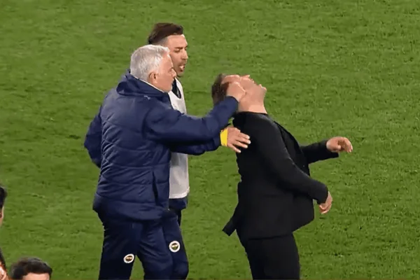José Mourinho dá ”beliscão” no nariz de técnico adversário. Vídeo