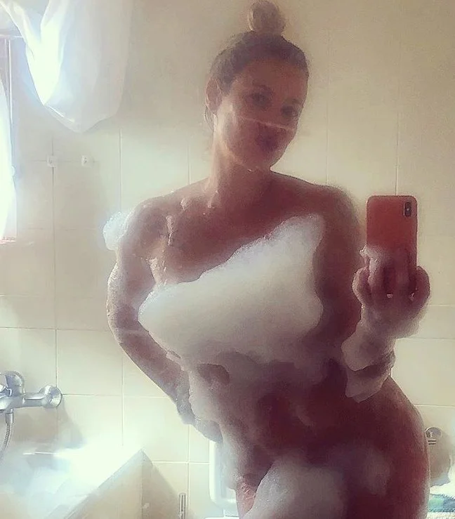 Sempre sensual, Luana Piovani publicou um #sextou em seu Instagram da melhor forma: toda ensaboada. Na legenda, ela exaltou o próprio corpo e, antes do Carnaval, disse: "Sem culpa nenhuma" Sempre sensual, Luana Piovani publicou um #sextou em seu Instagram da melhor forma: toda ensaboada. Na legenda, ela exaltou o próprio corpo e, antes do Carnaval, disse: "Sem culpa nenhuma"