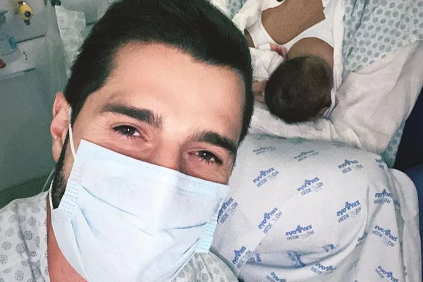 Após live, Alok posta foto em hospital ao lado da esposa: “O after é aqui”