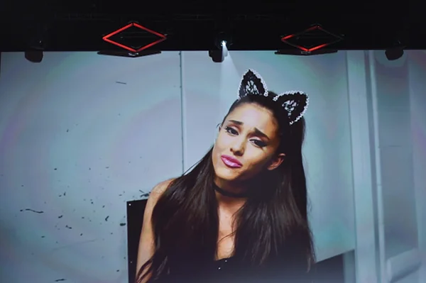 Abalada, Ariana Grande é recebida pelo namorado após atentado