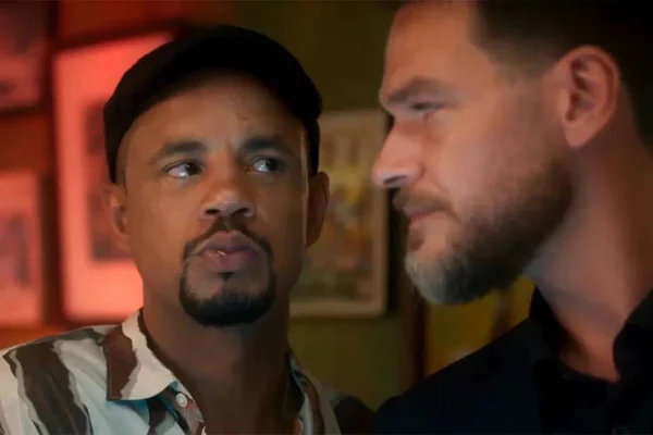 Imahem colorida de Orfeu e Theo, personagens da novela Vai na Fé - Metrópoles