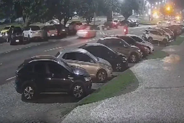 Foto colorida do momento em que noivo é atropelado por influenciador no Rio de Janeiro - Metrópoles