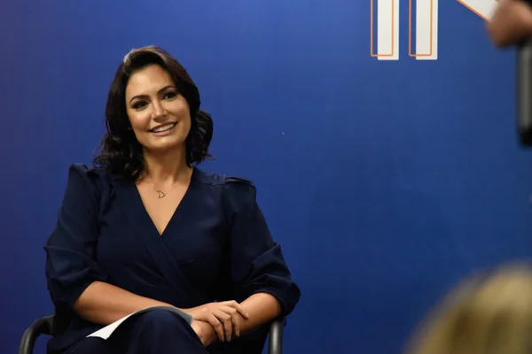 No cinema, Michelle Bolsonaro vê filme sobre 50 anos do homem na Lua