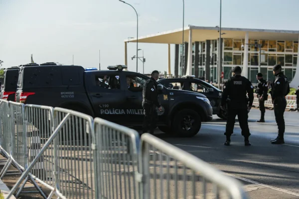 Faixas do Eixo Monumental em frente ao STF são bloqueadas para trânsito - destaque galeria Faixas do Eixo Monumental em frente ao STF são bloqueadas para trânsito - destaque galeria