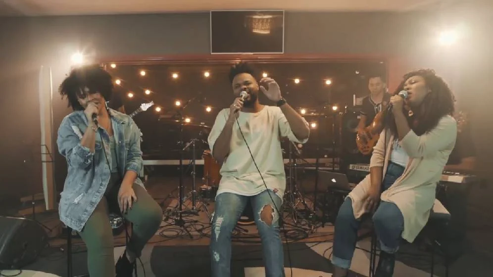 <b>Sync 3</b> — O grupo gospel formado por Éricka Nascimento, Paulo Zuckini e Paloma Possi já tem história na música. O trio já foi backing vocals de diversos cantores como Aline Barros, Alexandre Pires e Fábio Jr. e já participaram de corais conhecidos como Kemuel e Coral Raiz <b>Sync 3</b> — O grupo gospel formado por Éricka Nascimento, Paulo Zuckini e Paloma Possi já tem história na música. O trio já foi backing vocals de diversos cantores como Aline Barros, Alexandre Pires e Fábio Jr. e já participaram de corais conhecidos como Kemuel e Coral Raiz