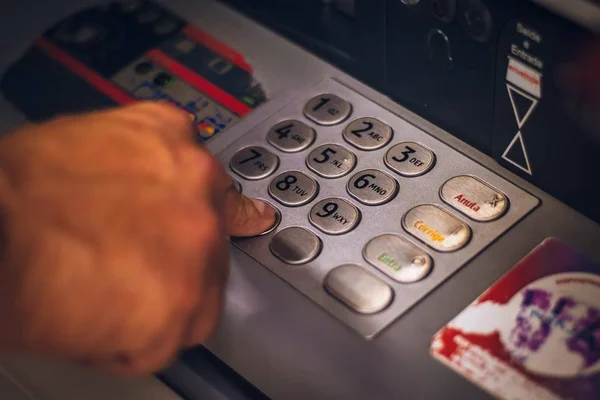mão masculina digitando em uma caixa de banco