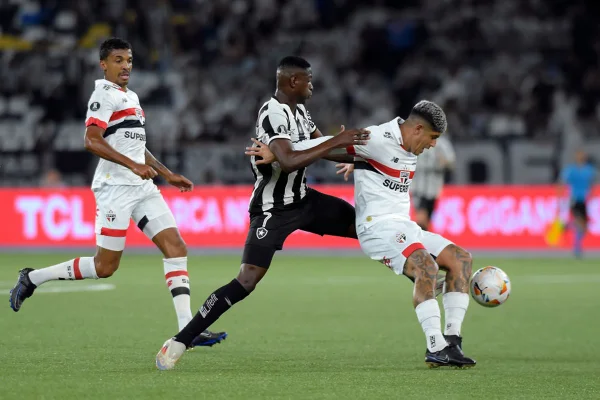 Imagem colorida de Botafogo e São Paulo pela partida de ida das quartas de final da Libertadores