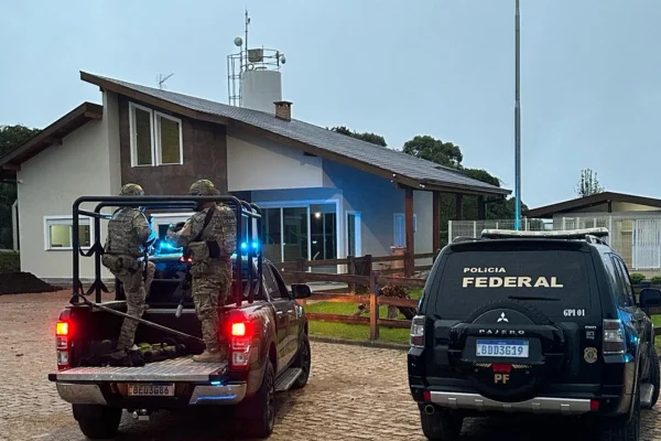 Traficantes fazem R$ 2 bilhões escondendo cocaína em barcos e lixeiras