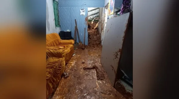 casa atingida por deslizamento de terra
