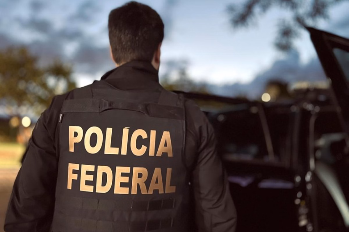 Imagem colorida de agente da Polícia Federal. Procurador de SP que abusou de filha de oito meses é preso pela PF - Metrópoles
